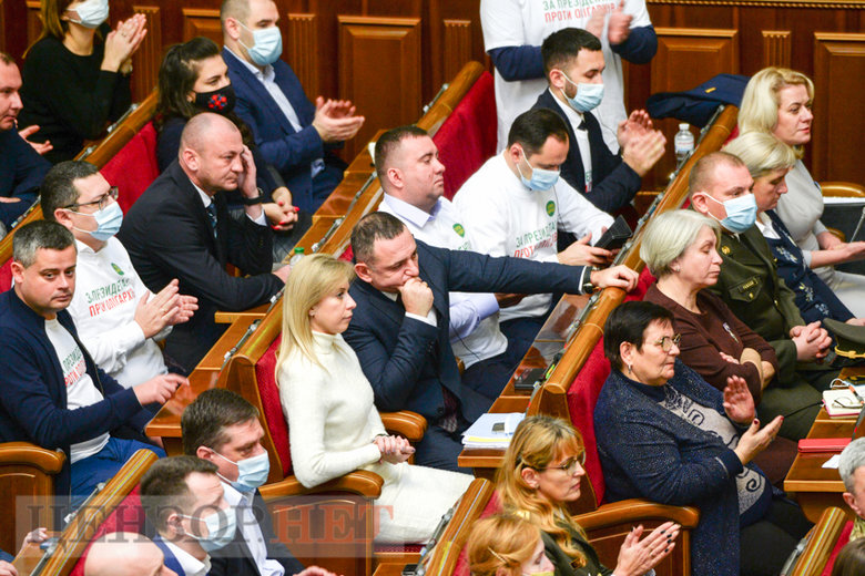 Послання Зеленського, пильний погляд та сміх Разумкова, плакати ЄС і невтішне пророцтво Бурміча: робота Ради 1 грудня 29