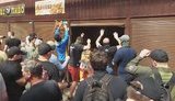 Невідомі розгромили кіоски біля "Лісової", де побили пенсіонера. Сталися сутички з поліцією. ВІДЕО+ФОТОрепортаж
