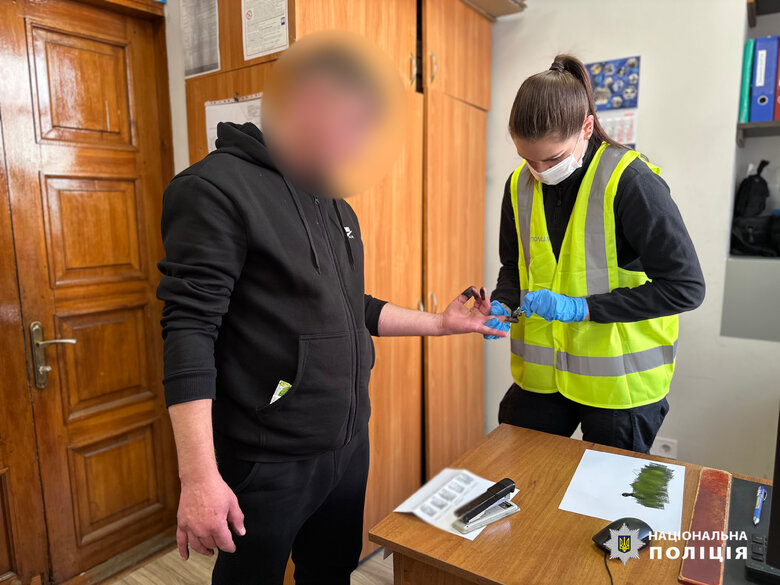 В Одесі поліція затримала чоловіка, який скоїв розбійний напад на військового