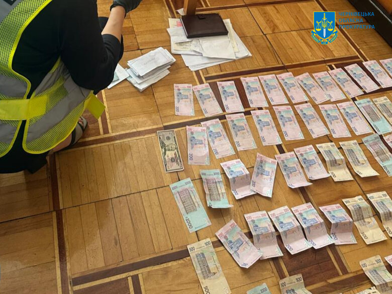 Директорка коледжу з Буковини допомагала чоловікам-ухилянтам