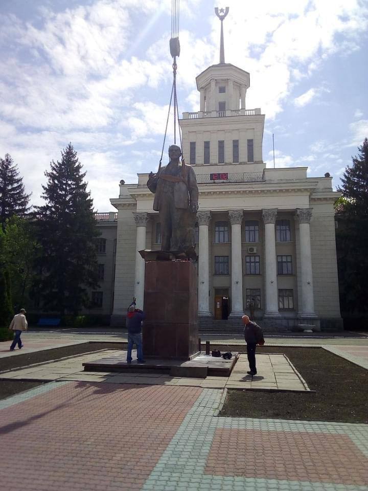 Российские оккупанты установили памятник Ленину в Новой Каховке 01