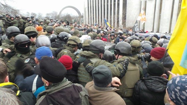 Автомобіль зі Саакашвілі заблоковано, поліція спробувала прорватися, але безуспішно, застосовується газ 06