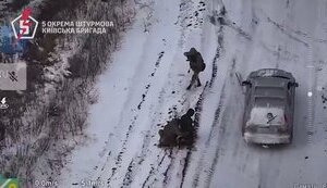 Бійці 5 ОШБр вискакують з машини та беруть у полон росіянина, який самотньо стояв серед поля. ВIДЕО