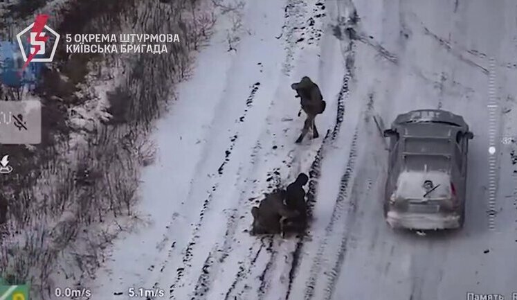 Бійці 5 ОШБр вискакують з машини та беруть у полон росіянина, який самотньо стояв серед поля. ВIДЕО