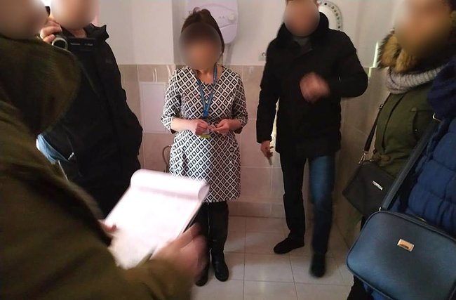 Чиновницу Миграционной службы в Донецкой области задержали в туалете при получении 6 тыс. грн взятки 01 Чиновницу Миграционной службы в Донецкой области задержали в туалете при получении 6 тыс. грн взятки 01