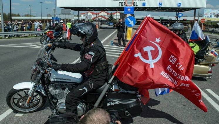 Коридор ганьби влаштували в Празі "байкерам Путіна". ВІДЕО