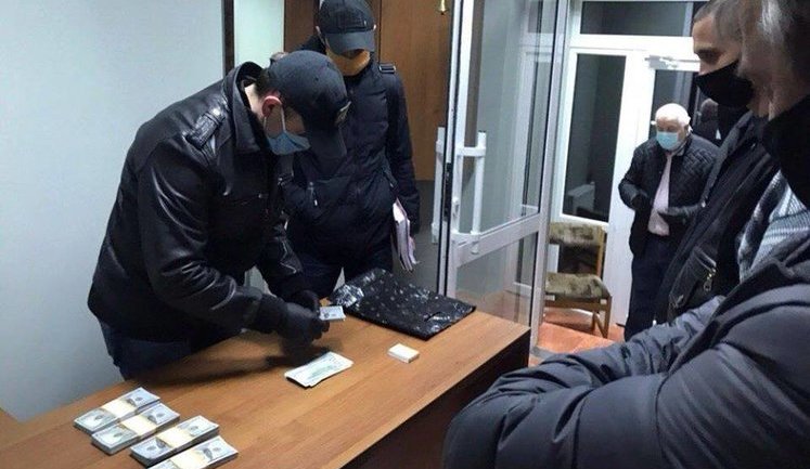 Начальник следственного управления налоговой милиции в Киевской области задержан на взятке в 50 тысяч долларов, - НАБУ. ФОТОрепортаж