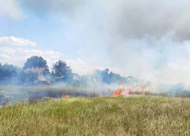 Росіяни вдарили по Новоолександрівці на Херсонщині, загинула жінка, поранено пенсіонерку