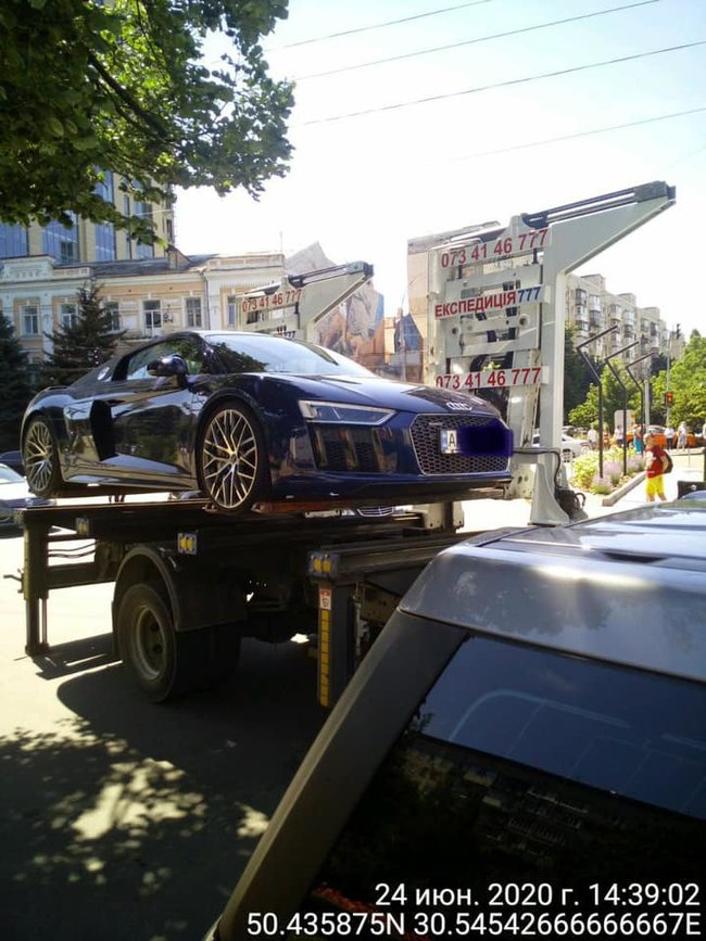 Київпарктранссервіс показав, як у столиці евакуюють елітні машини 04