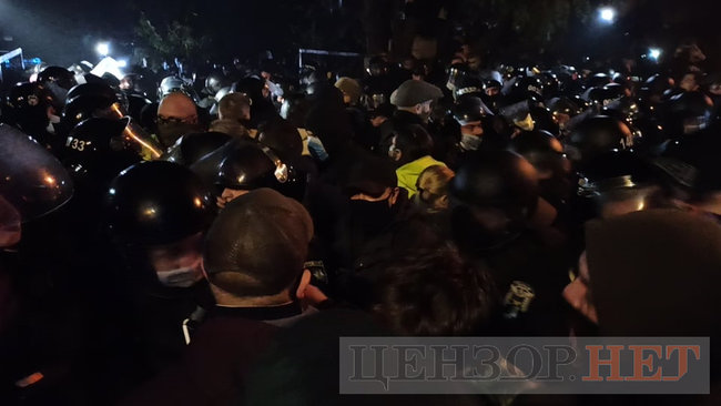 Под Шевченковским судом - столкновения с полицией 18