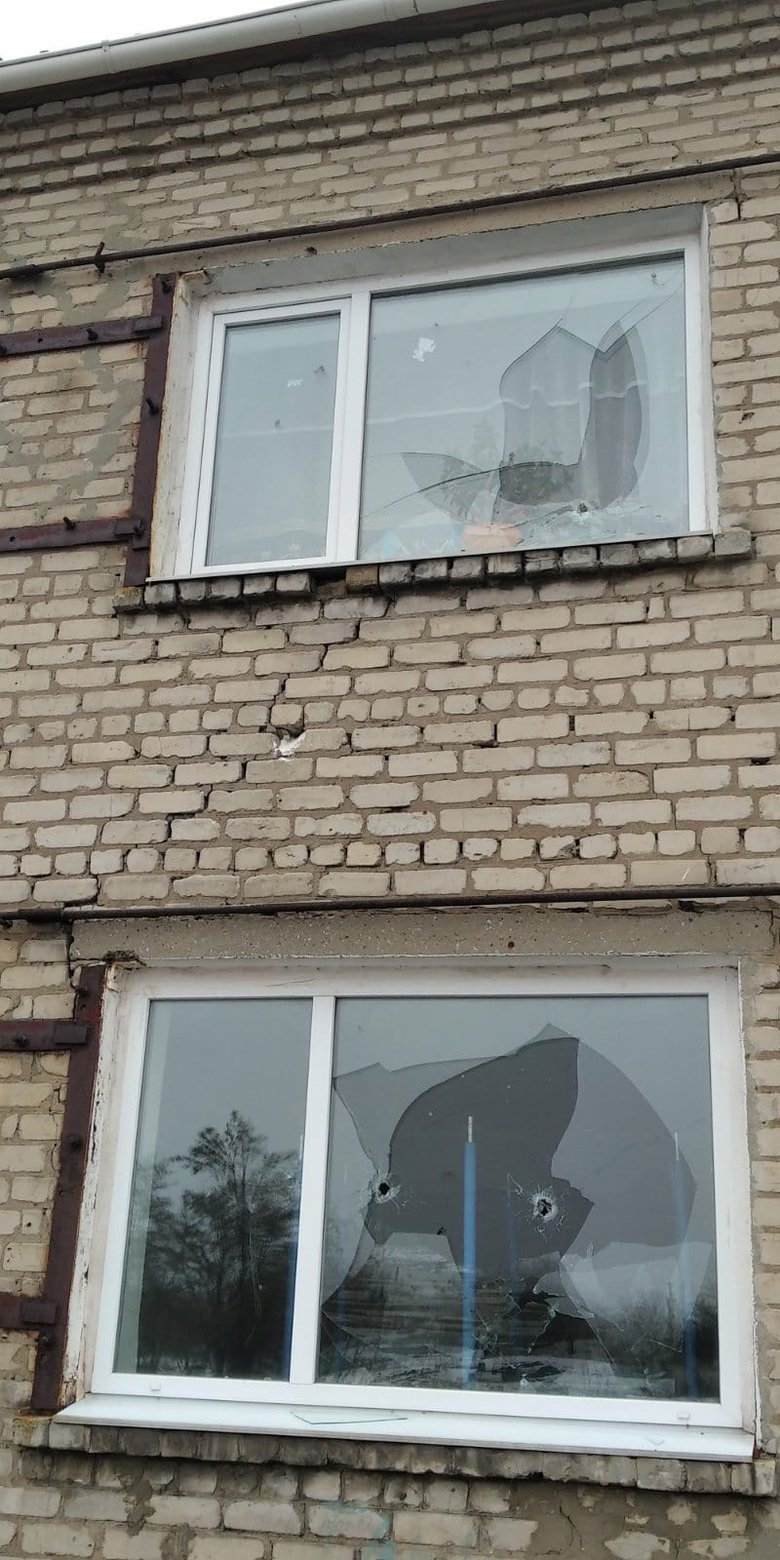 Российские оккупанты обстреляли жилые кварталы Врубовки в Луганской области: повреждены школа, дома и газопровод 13 Российские оккупанты обстреляли жилые кварталы Врубовки в Луганской области: повреждены школа, дома и газопровод 13