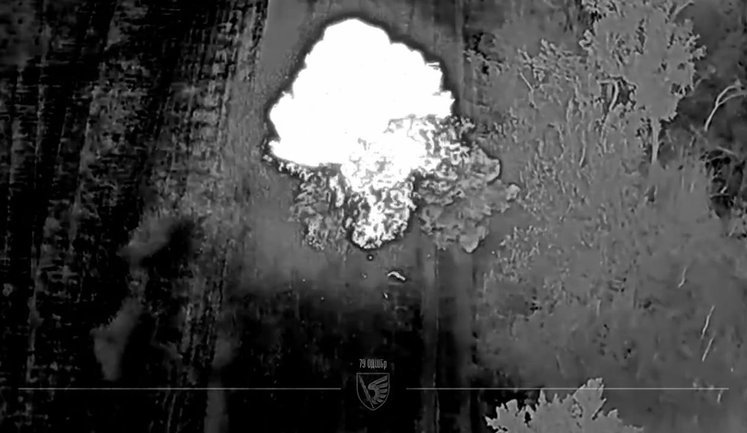 Дрон-камикадзе 79-й бригады сбросил на оккупанта боеприпас из противотанковой мины. ВИДЕО