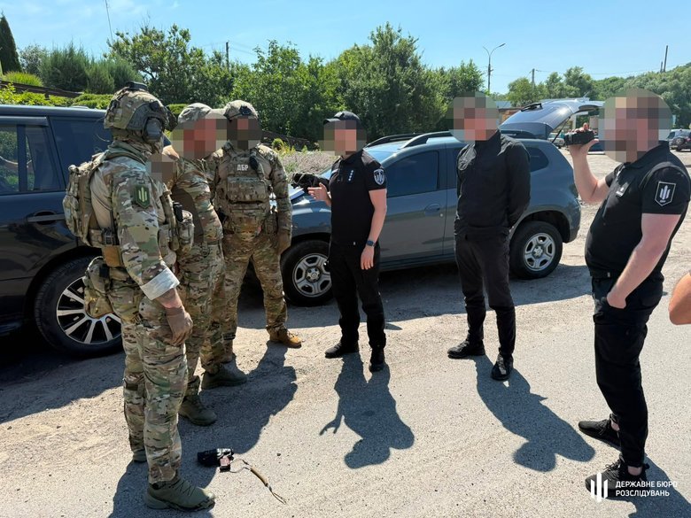 ДБР повідомило про підозру прикордоннику, який намагався підкупити командира для втечі зі служби