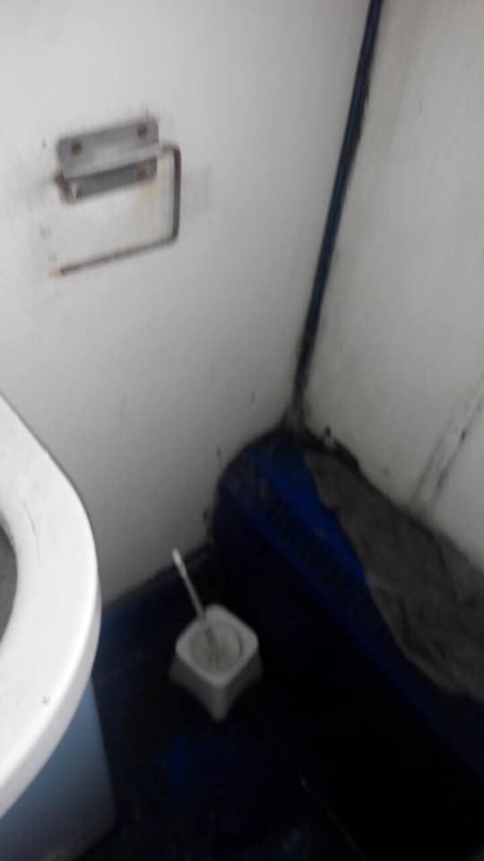 Грязь, ржавчина, клей на окнах: новый сезонный поезд Одесса-Ковель возмутил соцсети 02