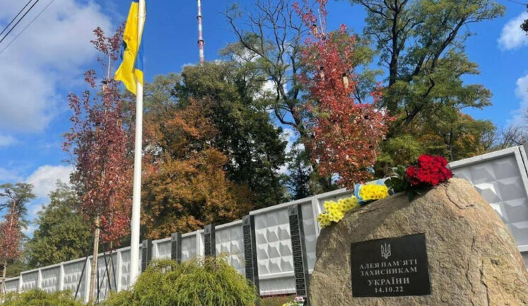 Мемориал Аллеи памяти защитников в Киеве расширят, высадив красные клены.