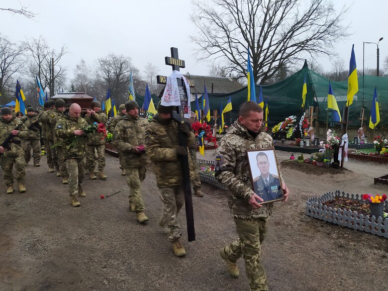 У Кропивницькому попрощалися з пілотом штурмовика Олександром Жибровим, який спрямував свій літак на скупчення ворожої техніки 01