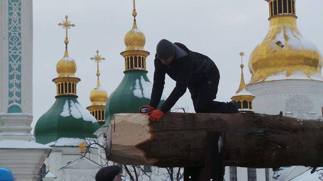 В центр Киева привезли главную новогоднюю елку Украины 03