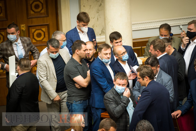 Предвыборные страсти в партийных чатах, красное платье Пидласой и фотопоказ от Янченко, - работа Рады 14 июля 21