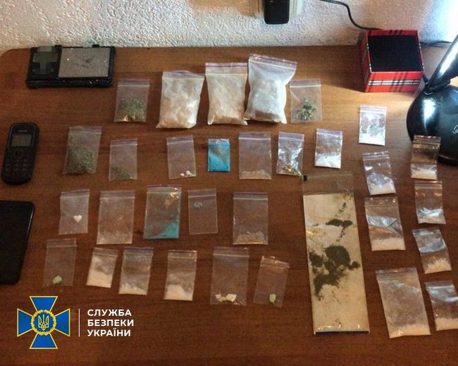 Затримано шістьох учасників угруповання, яке налагодило контрабанду наркотиків із країн Латинської Америки і Європи та їхній збут на Київщині, - СБУ 03