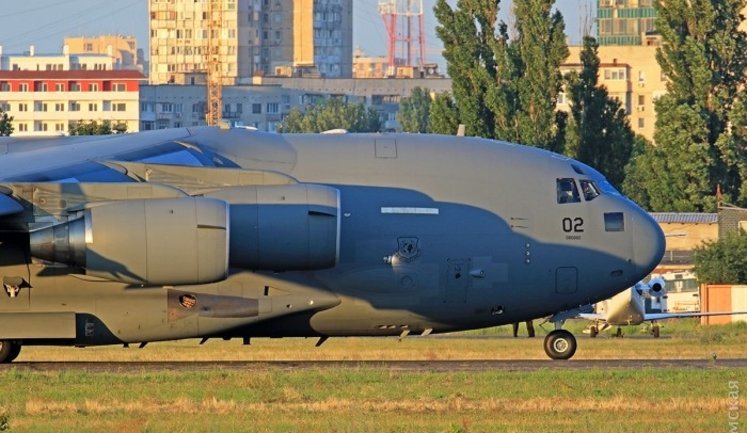 Два військові борти країн НАТО приземлилися в аеропорту Одеси. ФОТОрепортаж