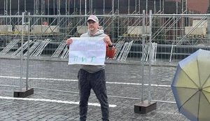 Біля Кремля затримали чоловіка з плакатом "Христос за мир". Також пікетувальників затримували в Санкт-Петербурзі та Нижньому Новгороді. ФОТОрепортаж