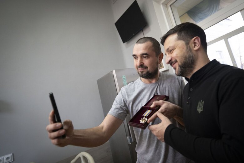 Президент і перша леді у госпіталі вручили пораненим воїнам нагороди