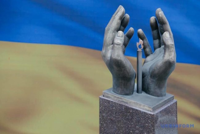 Памятник медикам, умершим от COVID-19, открыли в Киеве 04