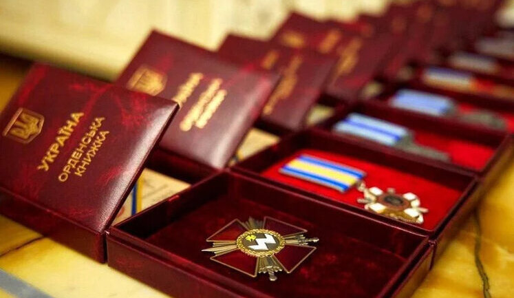 Zelenskyy awards 226 servicemen, 183 posthumously