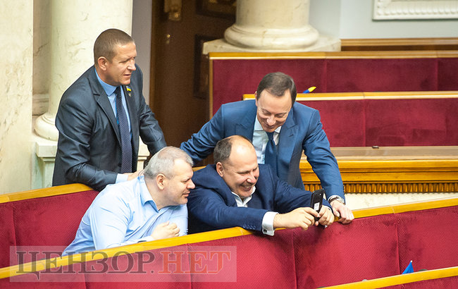 Ляшко і Богуслаєв вивчають газету, Семерак в оточенні нардепів та обійми Ричкової і Полторака, - день роботи ВР 18 травня 17