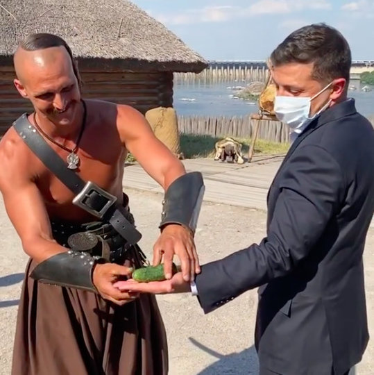 Козак Лозовий, який розрубав огірок Зеленському, пішов у політику 03 Козак Лозовий, який розрубав огірок Зеленському, пішов у політику 03