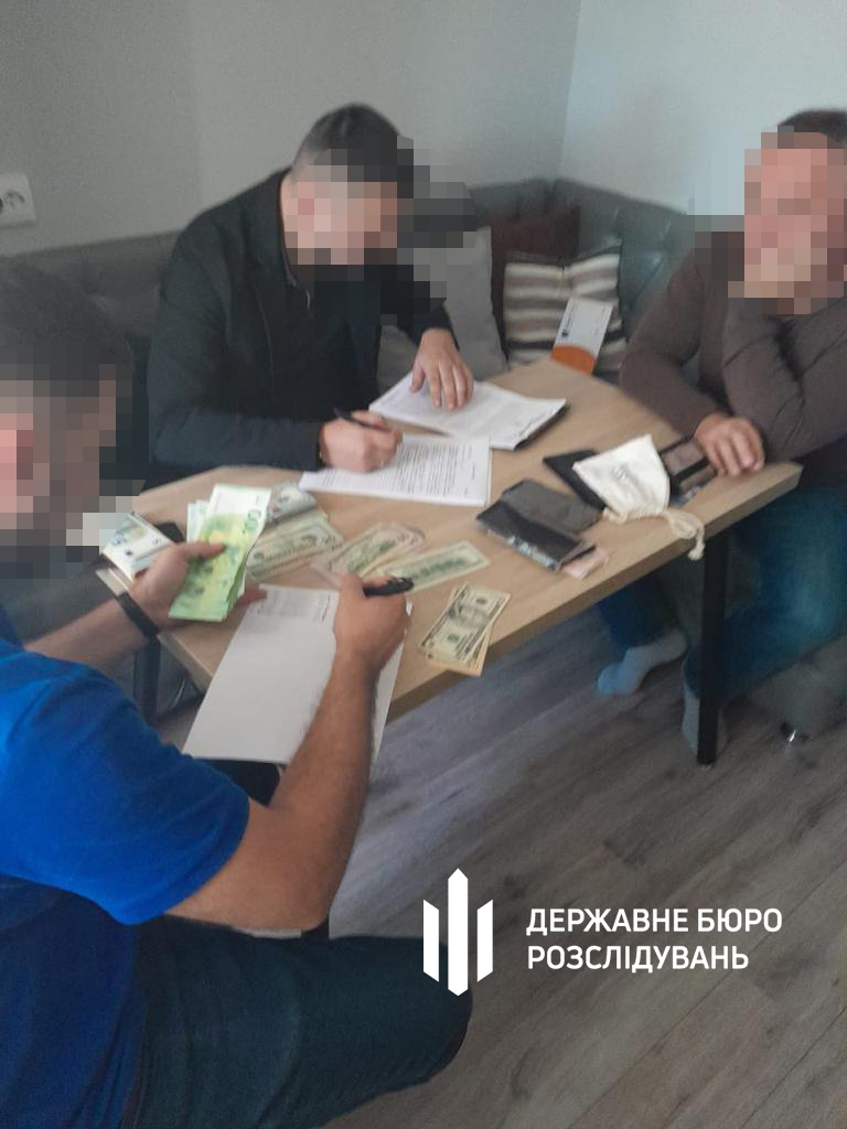 Затримано посадовців МСЕК та міської лікарні, які вимагали гроші у військового. Заступниця голови лікарської комісії намагалася з’їсти хабар, - ДБР 05
