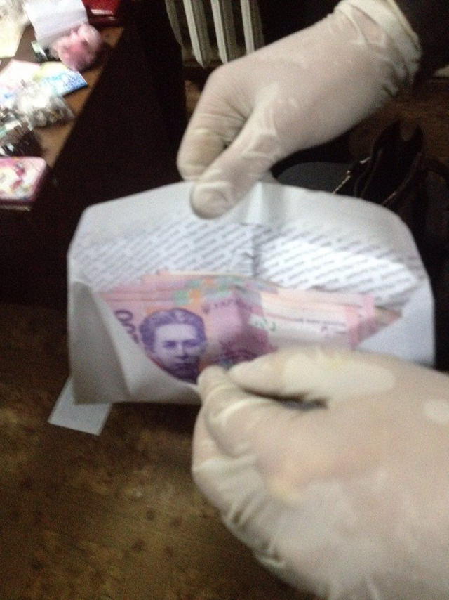 Чиновницю міграційної служби затримано на Луганщині під час одержання 2 тис. грн хабара, - СБУ 02 Чиновницю міграційної служби затримано на Луганщині під час одержання 2 тис. грн хабара, - СБУ 02