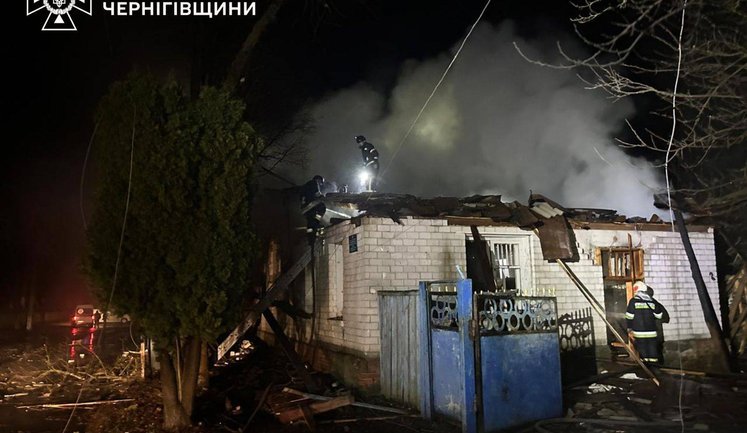 Атака дрона РФ на Новгород-Северский: есть травмированный, повреждены жилье и здание ГСЧС. ФОТОрепортаж