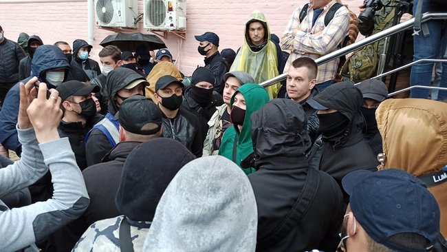 Титушки сорвали развернутый под судом баннер Стус чекає. Медведчук під арешт!, произошла потасовка 23 Титушки сорвали развернутый под судом баннер Стус чекає. Медведчук під арешт!, произошла потасовка 23