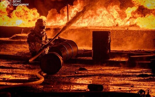 Ruski napadi z droni povzročili požar v energetskem objektu v bližini Odese, Azerbajdžan opozarja na zaostritev