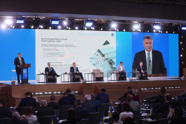 МВС розгортає на Чернігівщині інфраструктуру обслуговування авіаційної техніки, - Аваков 01
