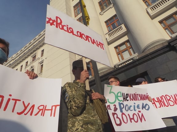 Под Офисом Зеленского в Киеве прошла акция протеста против условий прекращения огня на Донбассе 17