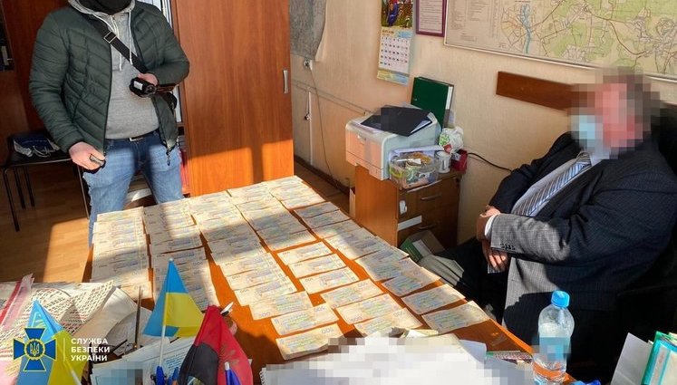 СБУ впіймала на хабарі чиновника Національної академії наук. ФОТО