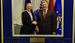 Голова Пентагону Меттіс подарував Порошенку фото з написом "Від патріота - патріоту", - Цеголко. ФОТО