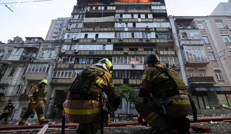 У Києві триває ліквідація наслідків масованої атаки. Працюють верхолази, слідчі та кінологи, - МВС. ВIДЕО