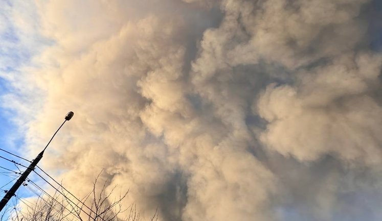Садовый о дыме над Львовом: враг попал в гражданский склад, горят шины. ФОТО