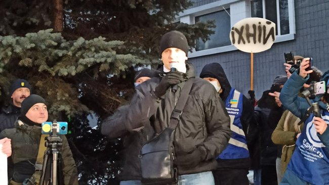 Під офісом телеканалу НАШ знову проводять акцію протесту. Присутні вимагають закрити московський гадючник 01 Під офісом телеканалу НАШ знову проводять акцію протесту. Присутні вимагають закрити московський гадючник 01