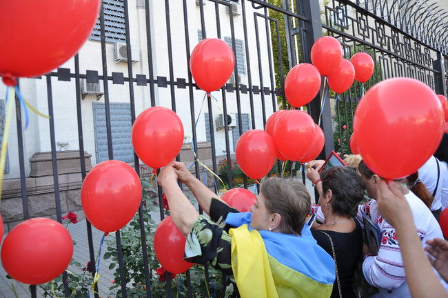 Ilovaisk tragedy anniversary: relatives of fallen servicemen picketing Russian embassy in Kyiv 31