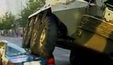 Припарковался неправильно - не обижайся, если твое авто переехал бронетранспортер. ВИДЕО.