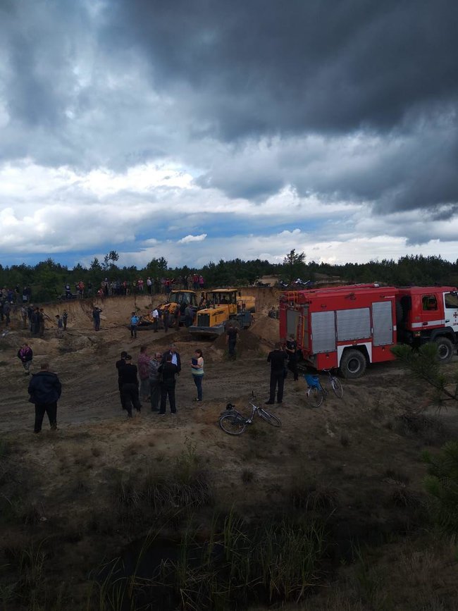Зсув піску в карєрі на Рівненщині: рятувальники знайшли тіло другої дитини 05