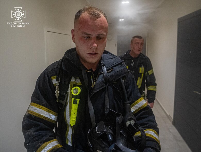 Гелевий акумулятор загорівся та вибухнув у київській багатоповерхівці через коротке замикання 11