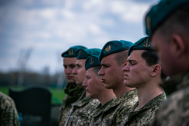 Меморіальну дошку загиблому в зоні ООС морпіху 36-ї ОБрМП Володимиру Бондарюку відкрили в Миколаївській області 04