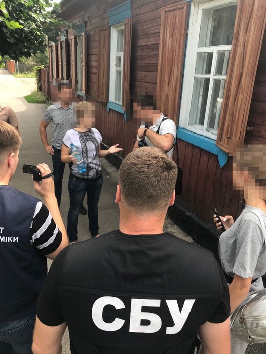 Співробітниця військкомату на Чернігівщині налагодила злочинну схему зняття з військового обліку, її затримано під час одержання $200, - СБУ 01