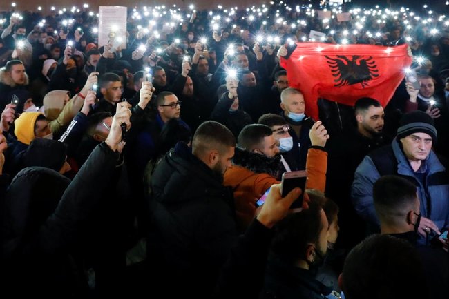 В Албании застрелили нарушителя антиковидного комендантского часа: люди вышли на протест 11