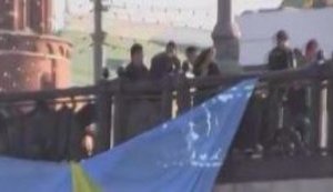 Instant reaction: Moscow police in several seconds detained activists who flew a Ukrainian flag in summer 2014. VIDEO